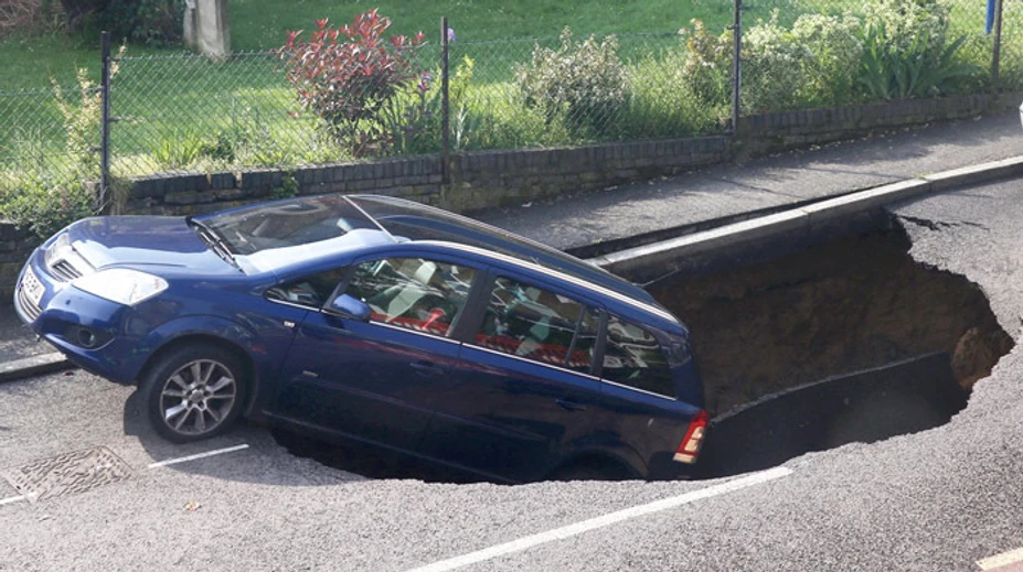 V Londýne sa otvorila zem. Obria diera zhltla auto