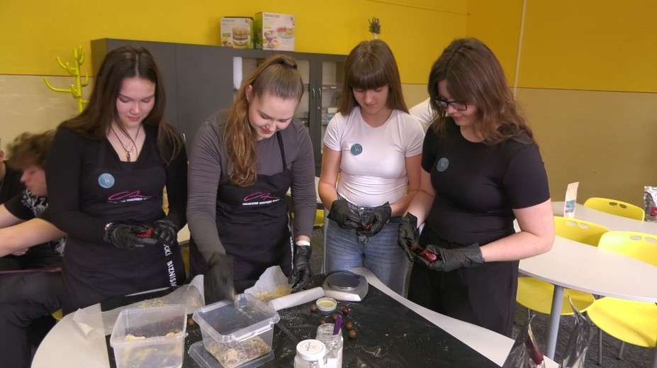 Študenti z Levíc rozbehli biznis ešte počas školy. Vyrábajú zdravú pochúťku