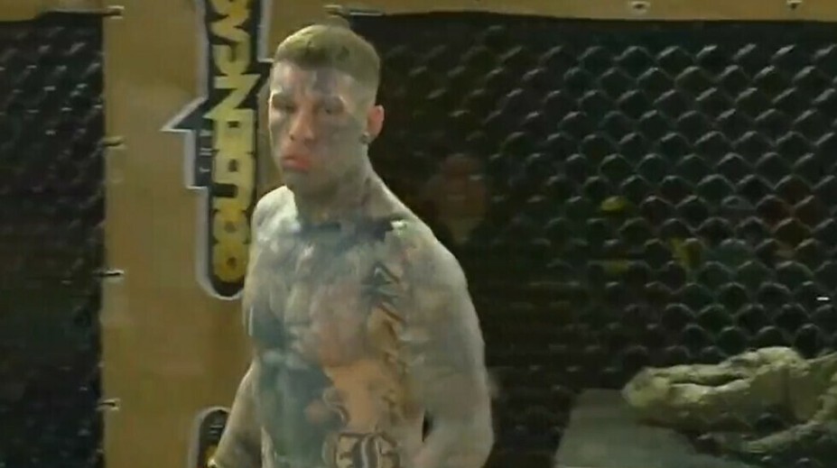 VIDEO: Bývalý kriminálnik predviedol jedno z najrýchlejších KO, súpera vypol lietajúcim kolenom