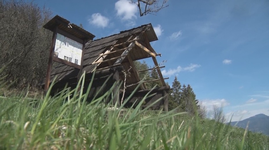 Ako ich napadlo použiť toto drevo na opekanie? Vandali zničili dielo nadšencov z Vlkolínca