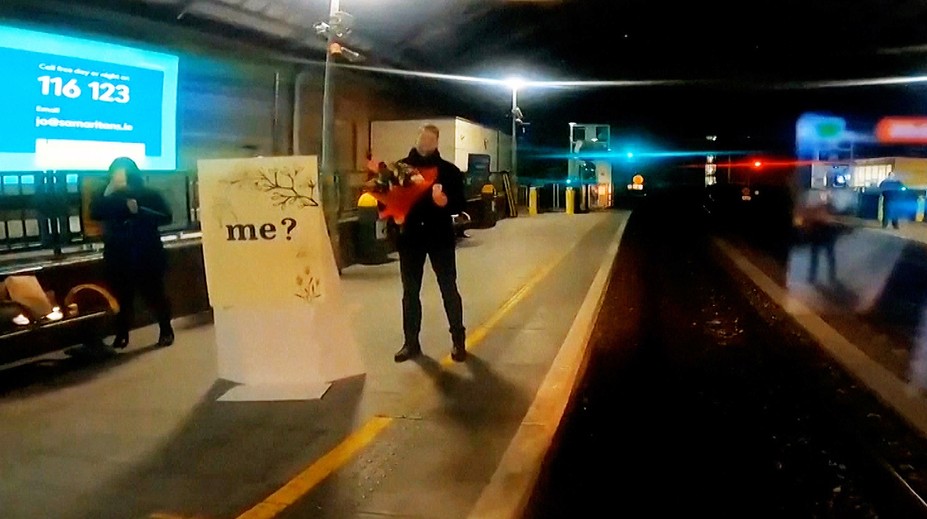 Nemohla povedať nie! Mladík dojal rušňovodičku romantickou žiadosťou o ruku