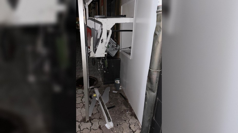 FOTO a VIDEO: Bankomat vybuchol policajtom pod nosom. Nové zistenie naznačuje, že zlodeji mali pomoc zvnútra