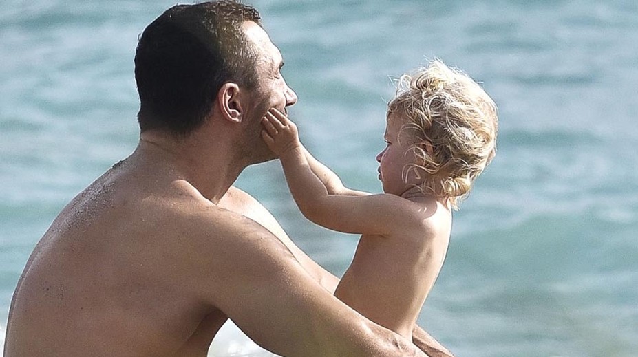 Kličko na pláži s rodinkou. Jeho dcérka už poriadne vyrástla