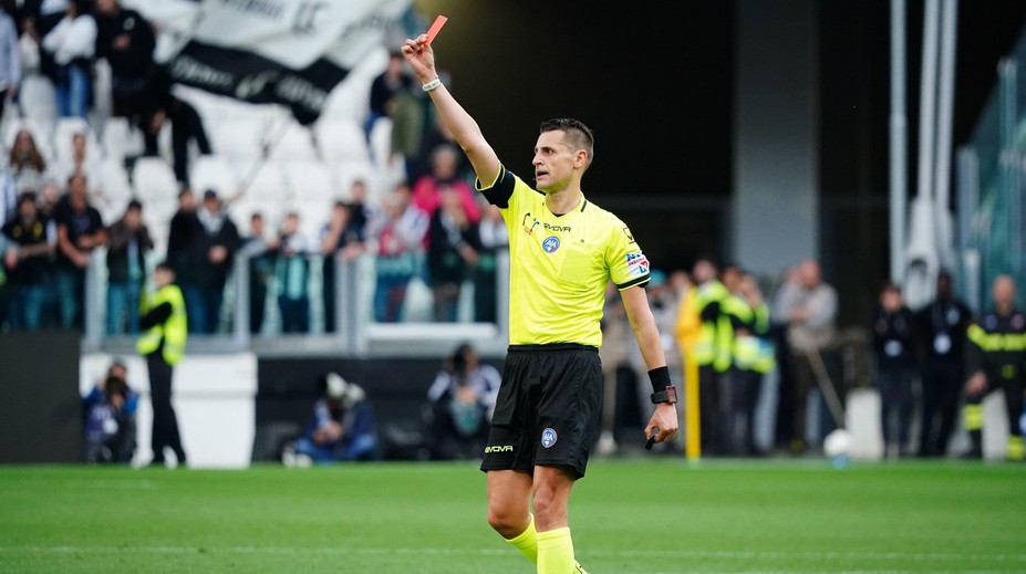 VIDEO: Nevkročil ani na hraciu plochu a už ho vylúčili. Španiel porušil zvláštne pravidlo