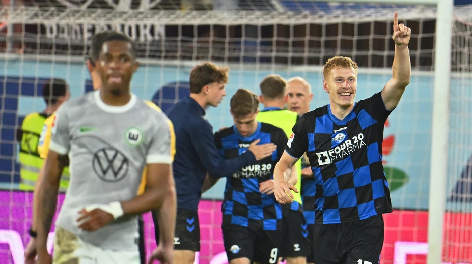 Obrovské sklamanie pre Wolfsburg, po prehre v predĺžení opúšťa Bundesligu. Paderborn sa vracia medzi elitu
