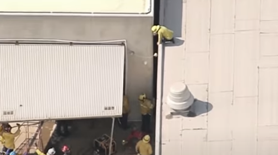 Kuriózny zásah hasičov: Nahá žena uviazla len v 20-centimetrovej medzere medzi dvoma budovami