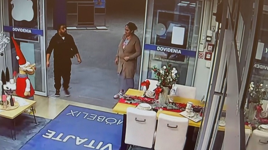 VIDEO: Záznam z krádeže v Leviciach sa stal hitom internetu. Dvojica si z predajne odniesla vianočnú dekoráciu