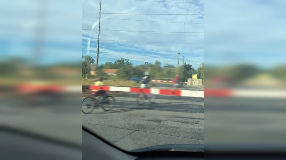 VIDEO: Muž viedol dve deti cez spustené závory. Na železničnom priecestí riskoval ich životy