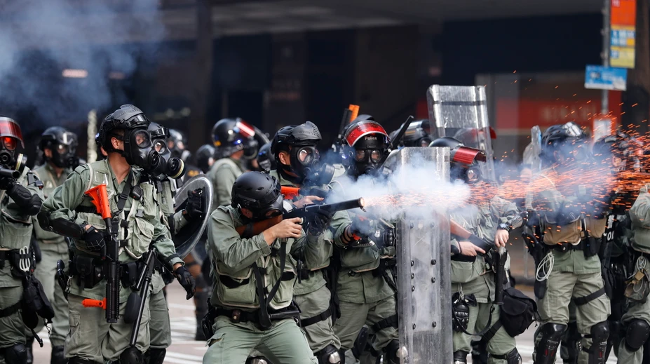 Násilie na protestoch v Hongkongu: Policajt postrelil do hrude demonštranta
