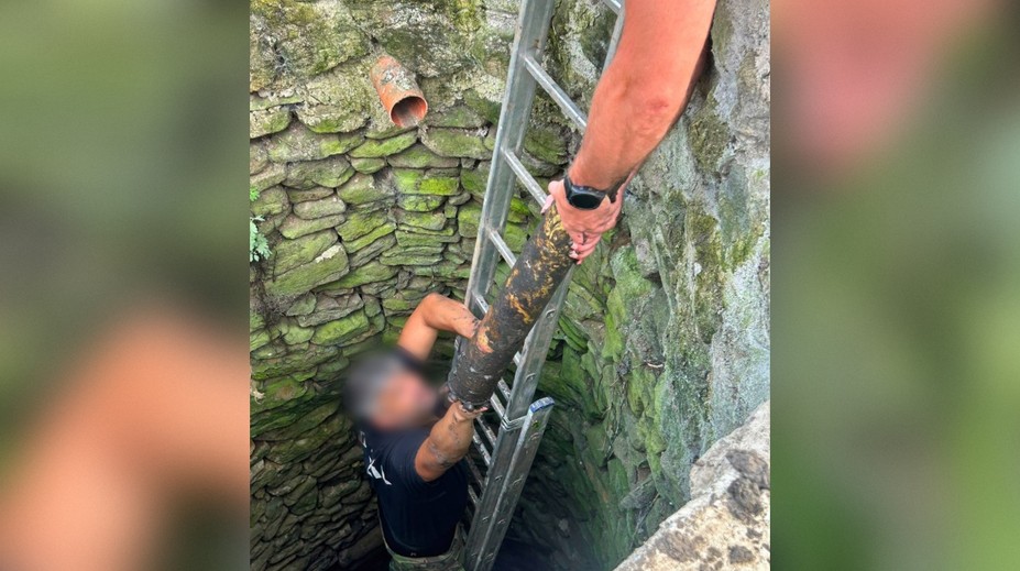 FOTO: Pri Leviciach čistili starú studňu. Na dne objavili nečakaný nález