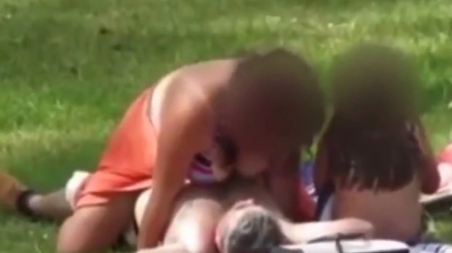 Šokujúce video! Dvojica mala sex v parku, vedľa nich sedelo dieťa