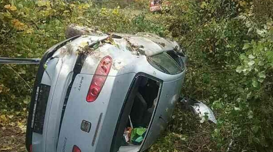 Tragická nehoda v Brezovej pod Bradlom. V prevrátenom aute vyhasol jeden ľudský život