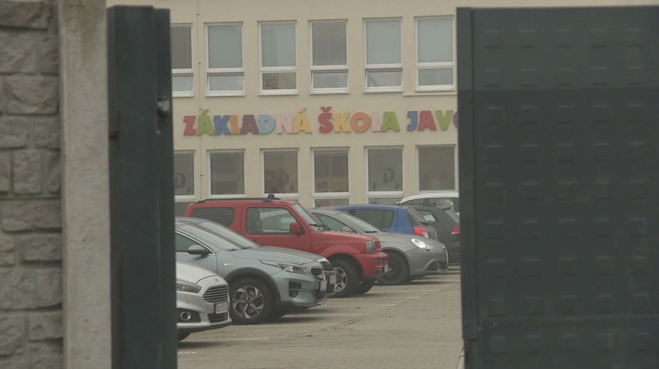 Škola na západe Slovenska sa mení na bojisko. Starostka odmieta výberové konanie, trpia učitelia aj deti