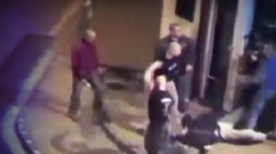 Začal sa proces s mladíkom, ktorý pred barom Mariachi údajne lámal kosti