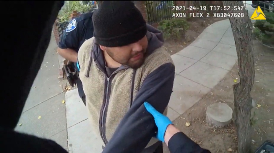 VIDEO: Americkí policajti zakľakli ďalšieho muža, ktorý po ich zákroku zomrel