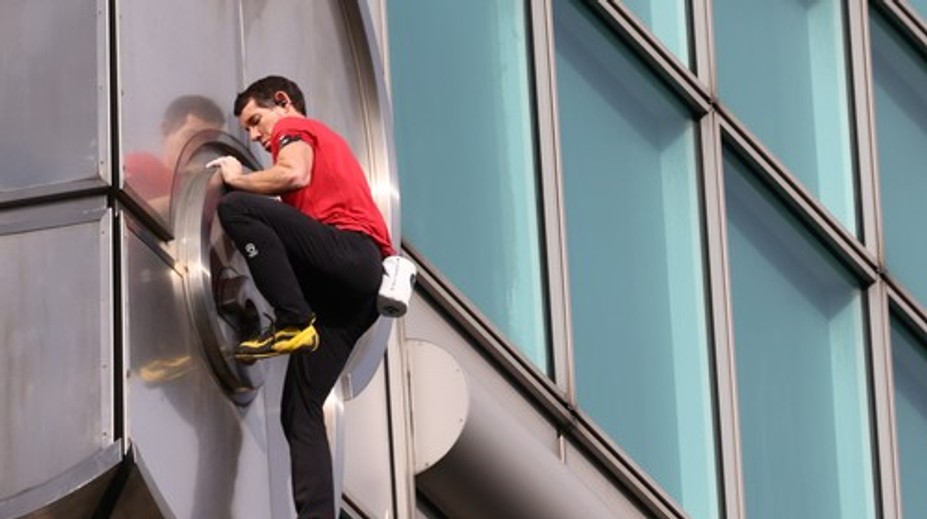 Bez istenia až na vrchol. Horolezec v priamom prenose zdolal jeden z najvyšších mrakodrapov sveta