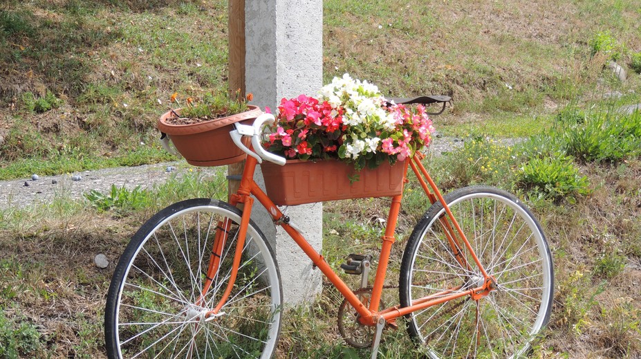 Slovenskú obec Beluj skrášľujú staré bicykle