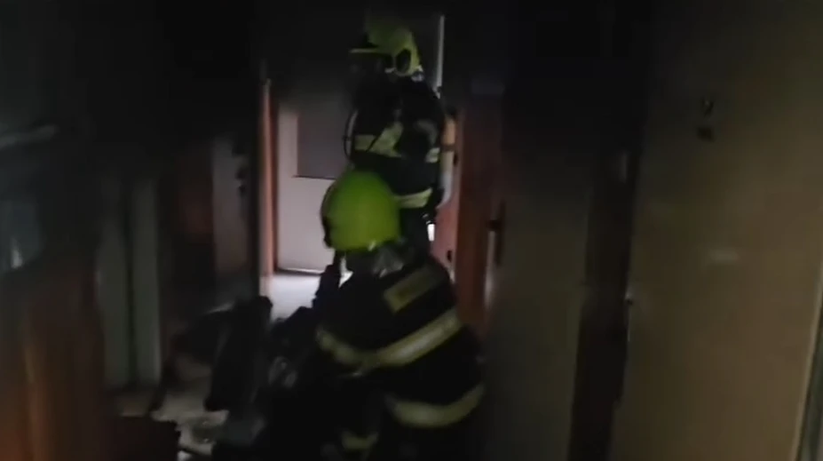 VIDEO: Plamene pohltili byt v Rožňave, zraneného našli hasiči pred dverami