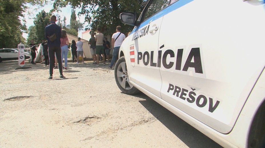 Chaos pri odbere vzoriek v Prešove. Pacientovi s podozrením na COVID-19 takmer rozbili auto