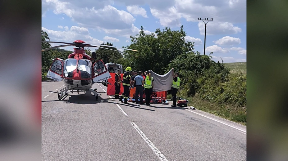 Motorkár (24) nezvládol predbiehanie. Jeho stroj skončil pod kolesami dodávky