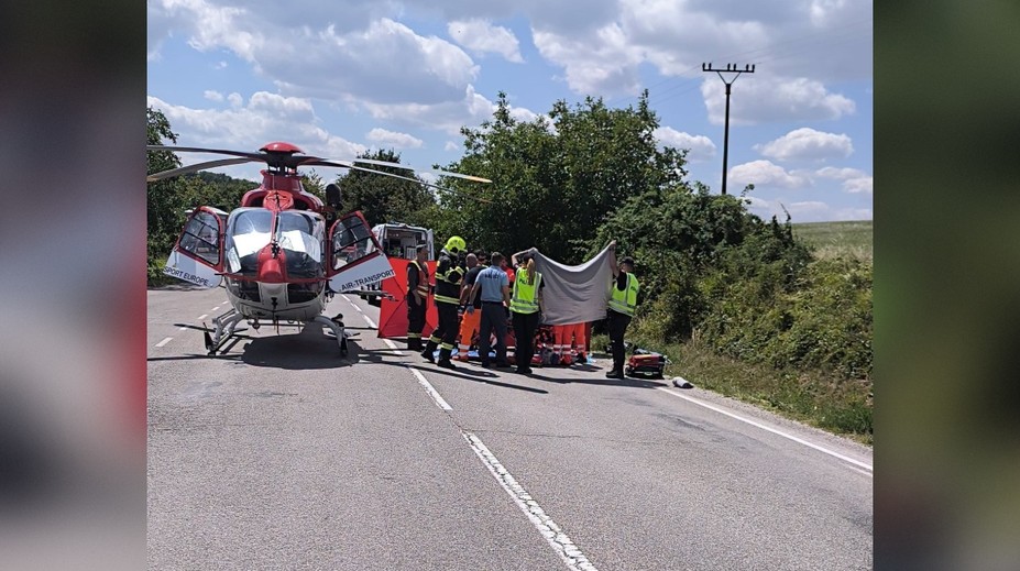 Motorkár (24) nezvládol predbiehanie. Jeho stroj skončil pod kolesami dodávky