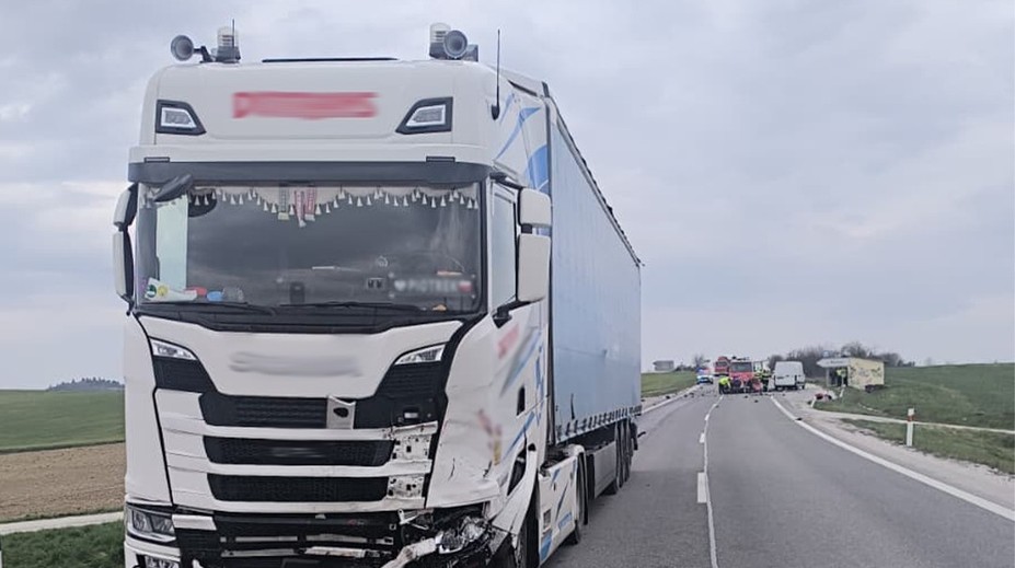 Tragická nehoda na kopaniciach. Zrážku s kamiónom neprežil vodič osobného auta (†72)
