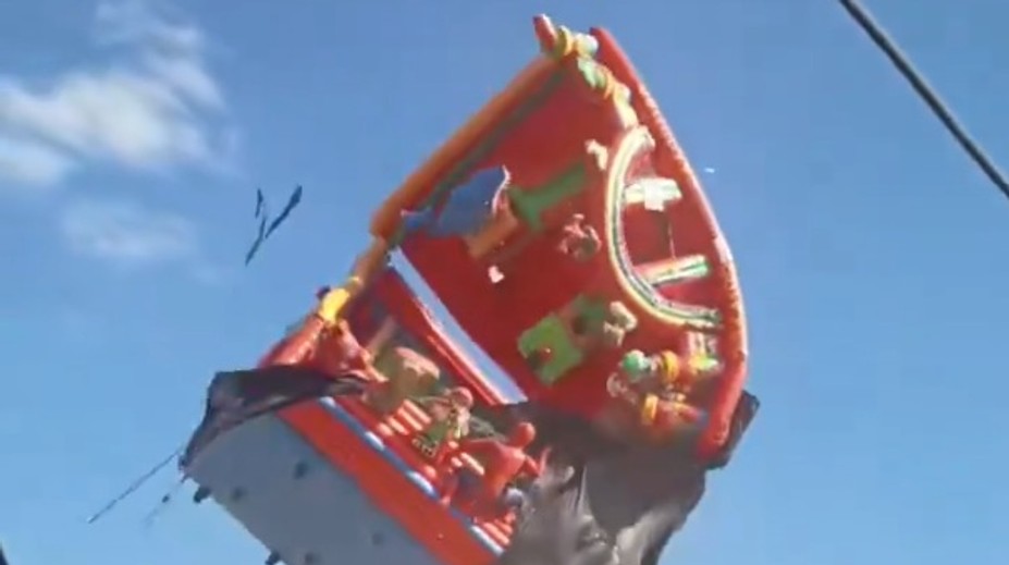 Hrôza na jarmoku zachytená na videu: Skákací hrad letel vo vetre ako pierko