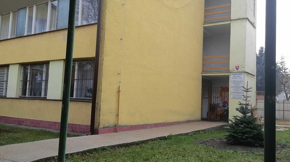 Útok na školu v Dunajskej Strede. Do budovy niekto hodil dve zápalné fľaše