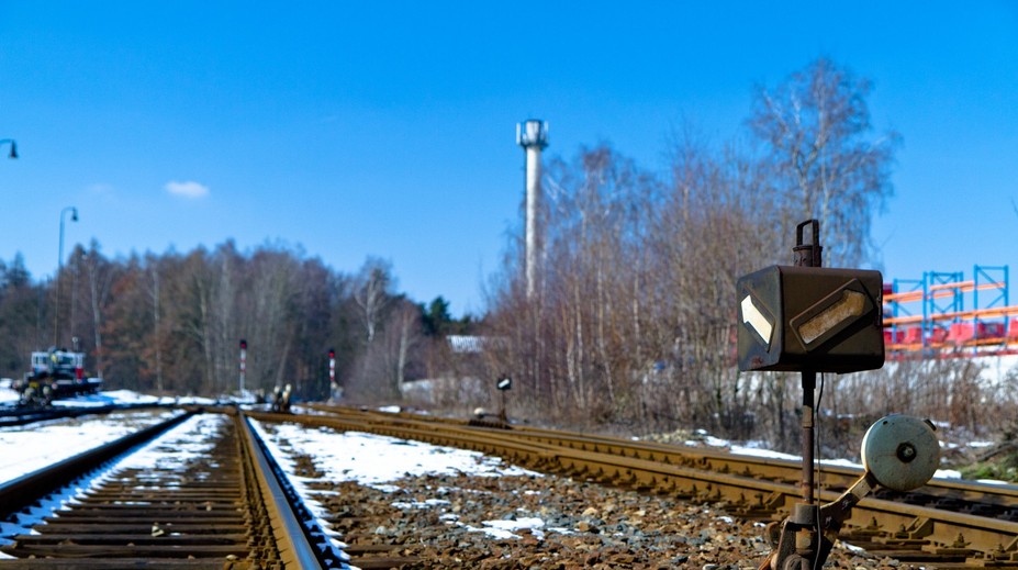 Kaskadérsky kúsok so šťastným koncom. Mladík nestíhal ujsť pred prichádzajúcim vlakom, tak si ľahol medzi koľaje a čakal