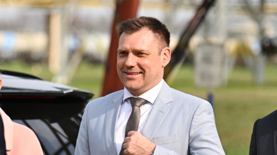 Taraba mimo SNS: V strane sa boja jeho moci a vplyvu, skonštatoval politológ