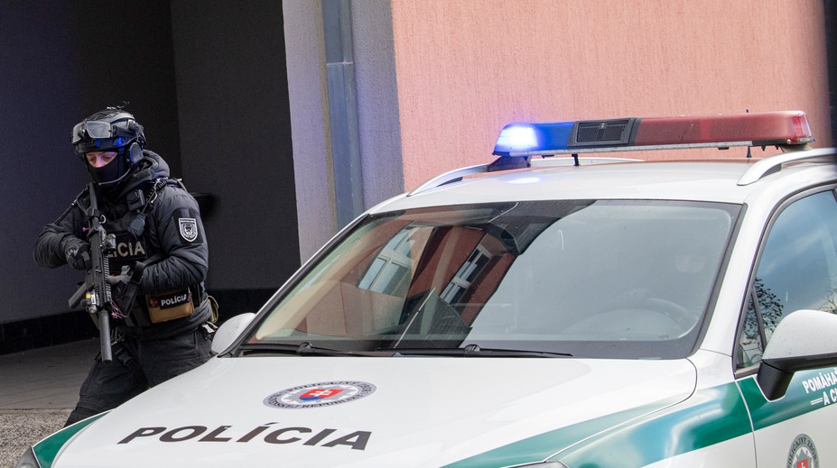Veľká policajná akcia pre podozrenie z obchodovania so zbraňami. Zadržali viacero ľudí