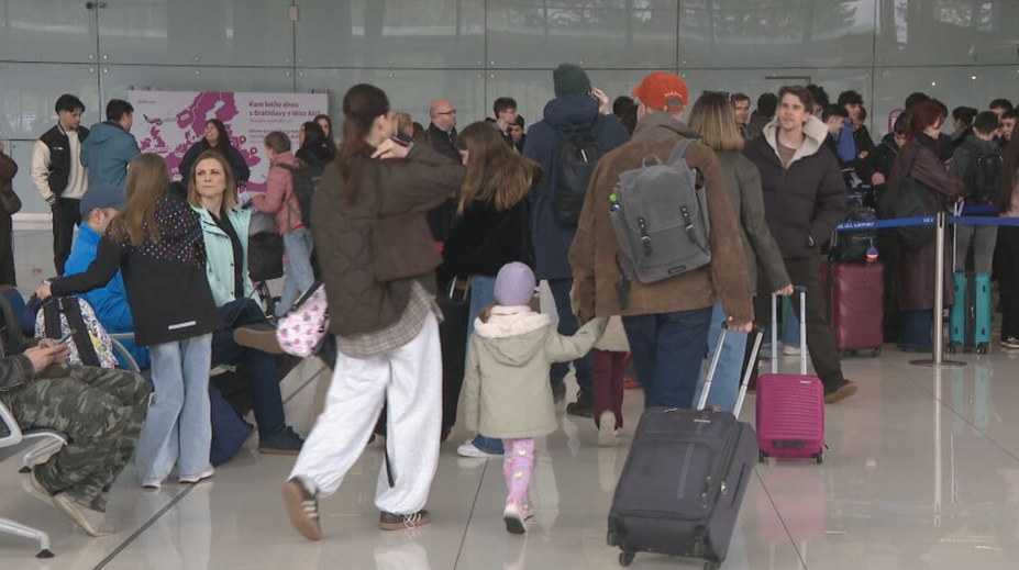 Na letiskách sa tvoria rady, nový systém predlžuje kontroly. Čakanie sa môže vyšplhať aj na vyše dve hodiny