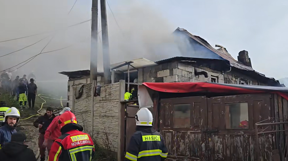 V obci pri Starej Ľubovni horeli dva príbytky. O strechu nad hlavou prišlo 19 ľudí