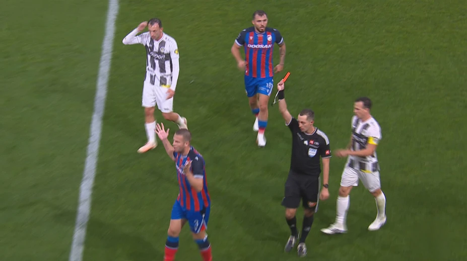 VIDEO: Po nebezpečnom zákroku videl červenú kartu. Tréneri mali na faul Vavra rozdielne názory