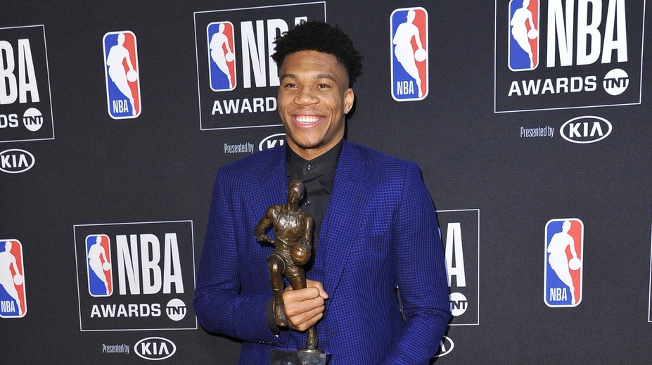 Antentokoumpo je iba druhým Európanom, ktorý získal cenu pre najužitočnejšieho hráča NBA