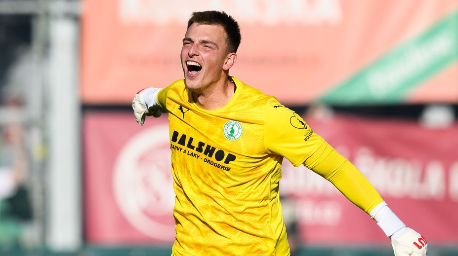 Rok nechytal, teraz mu šatňa spieva ódy o reprezentácii. Veľký slovenský talent žiari v slávnom klube (rozhovor)