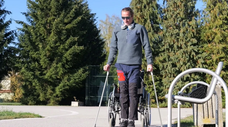 Po páde mu lekári veľa nádeje nedávali. Slovenský športovec sa po mesiacoch opäť stavia na vlastné nohy