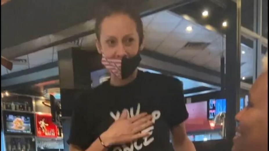 VIDEO: Čašníčka sa neubránila slzám. Žena jej z tohto dôvodu nechala obrovské sprepitné