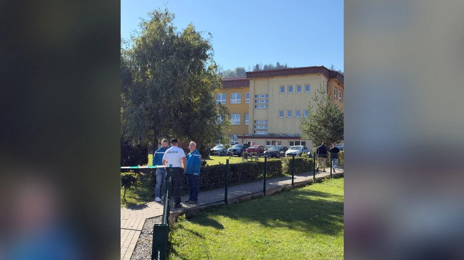 FOTO a VIDEO: Hrôza v škole pri Čadci. Žiak nožom napadol dve učiteľky a spolužiačku