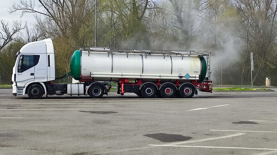 Diaľnica D1 medzi Prešovom a Košicami ostane uzavretá zrejme až do piatkového rána. Uniká tam veľmi nebezpečná látka