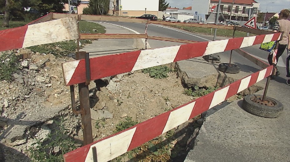 Iba na Slovensku: V strede križovatky pred pár mesiacmi vykopali obrovskú jamu a odišli