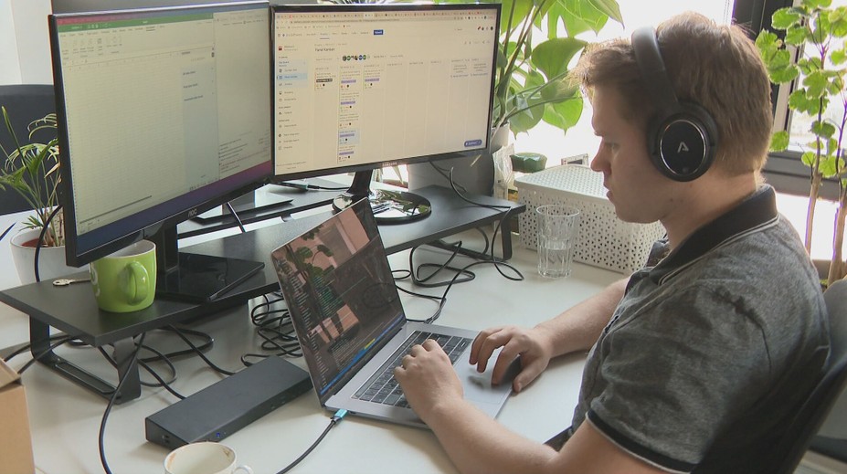 Slováci si obľúbili home office, stáva sa vyhľadávaným benefitom. Firmy by však chceli návrat do kancelárií