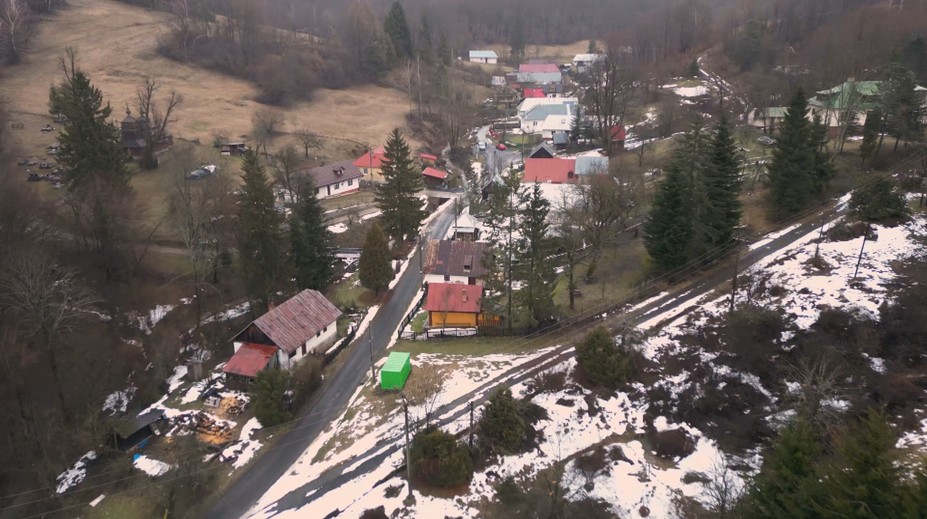 Obe sú pri hraniciach, no žije sa v nich úplne inak. Jedna obec rastie, v druhej zostalo len 11 ľudí