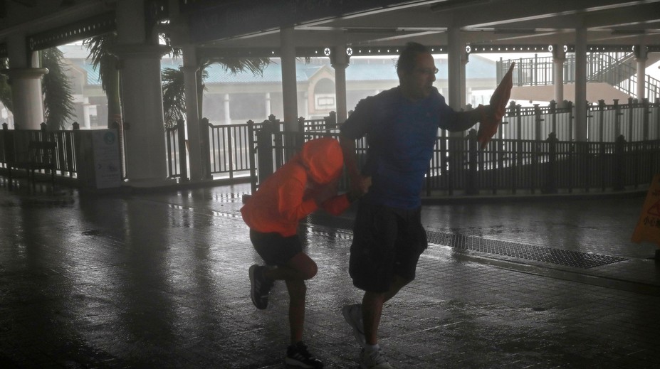 VIDEO: Supertajfún dorazil do Číny. Ľudí odfukovalo, akoby ani nič nevážili