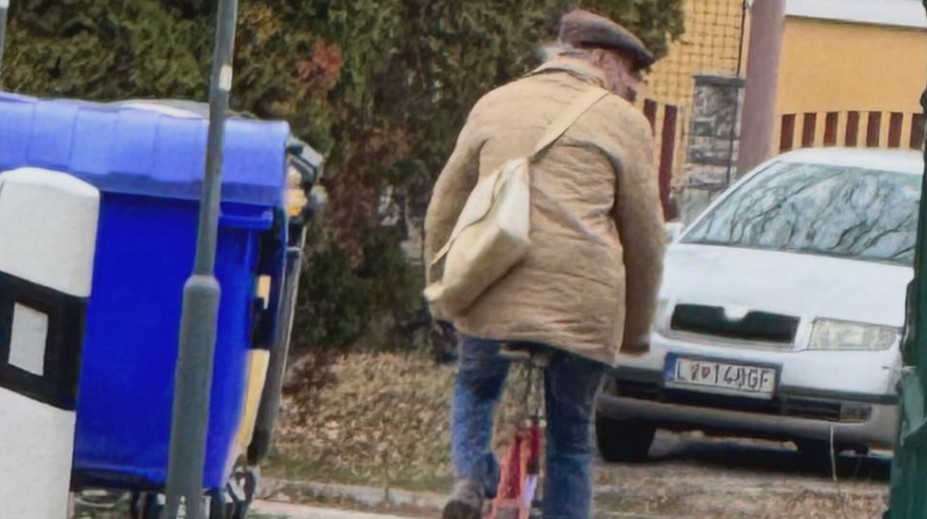 Agresívny dôchodca na bicykli terorizuje slovenskú obec. Napadol mamičku s kočíkom, na jej manžela vybehol s palicou
