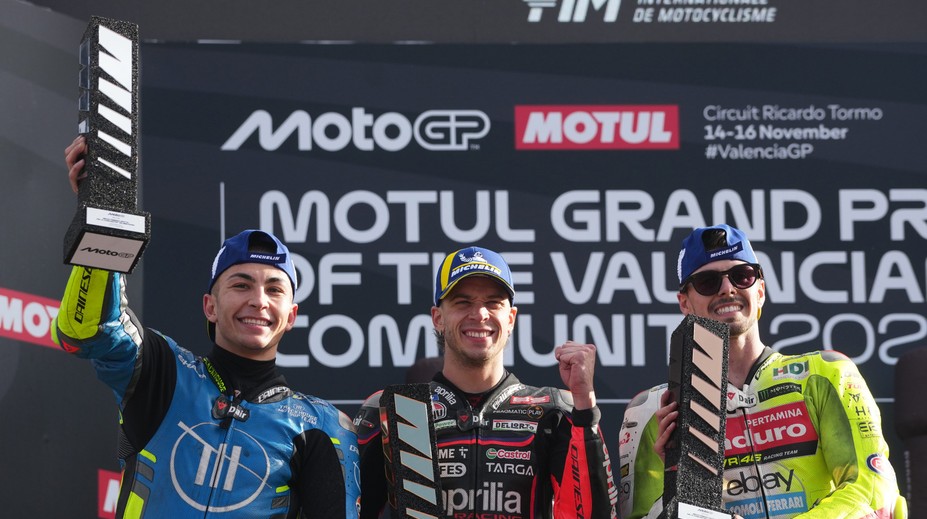 VIDEO: Posledné preteky sezóny vyhral Marco Bezzecchi a zaistil si tretie miesto. Šampionát ovládli bratia Marquezovci