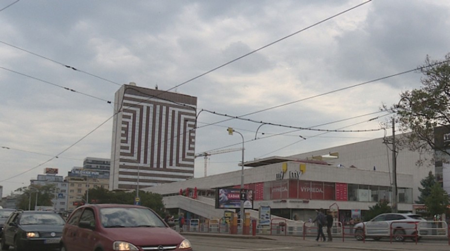 Centrum Bratislavy má európsku raritu. Uvidíte ju na budove zo socializmu