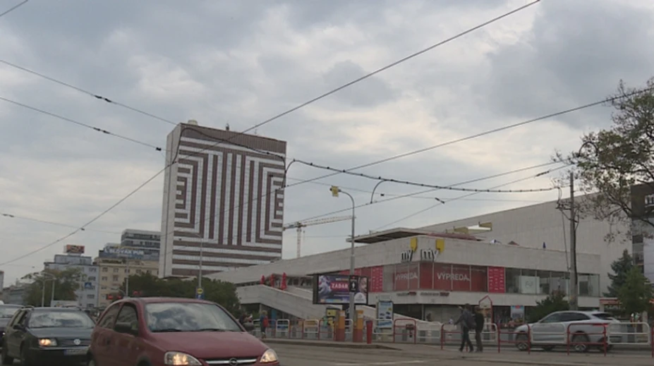 Centrum Bratislavy má európsku raritu. Uvidíte ju na budove zo socializmu