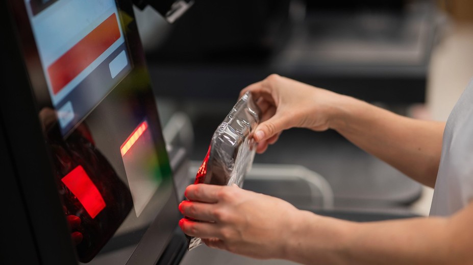 „Nie som zamestnanec obchodu.“ Slováci sa sťažujú na samoobslužné pokladne, no dáta ukazujú opačný trend