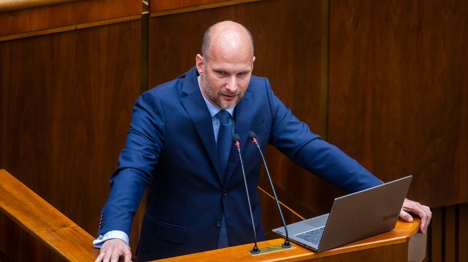 Hnutie Slovensko sa pre nákup rukavíc na rezortoch obrany a vnútra obráti na ÚVO